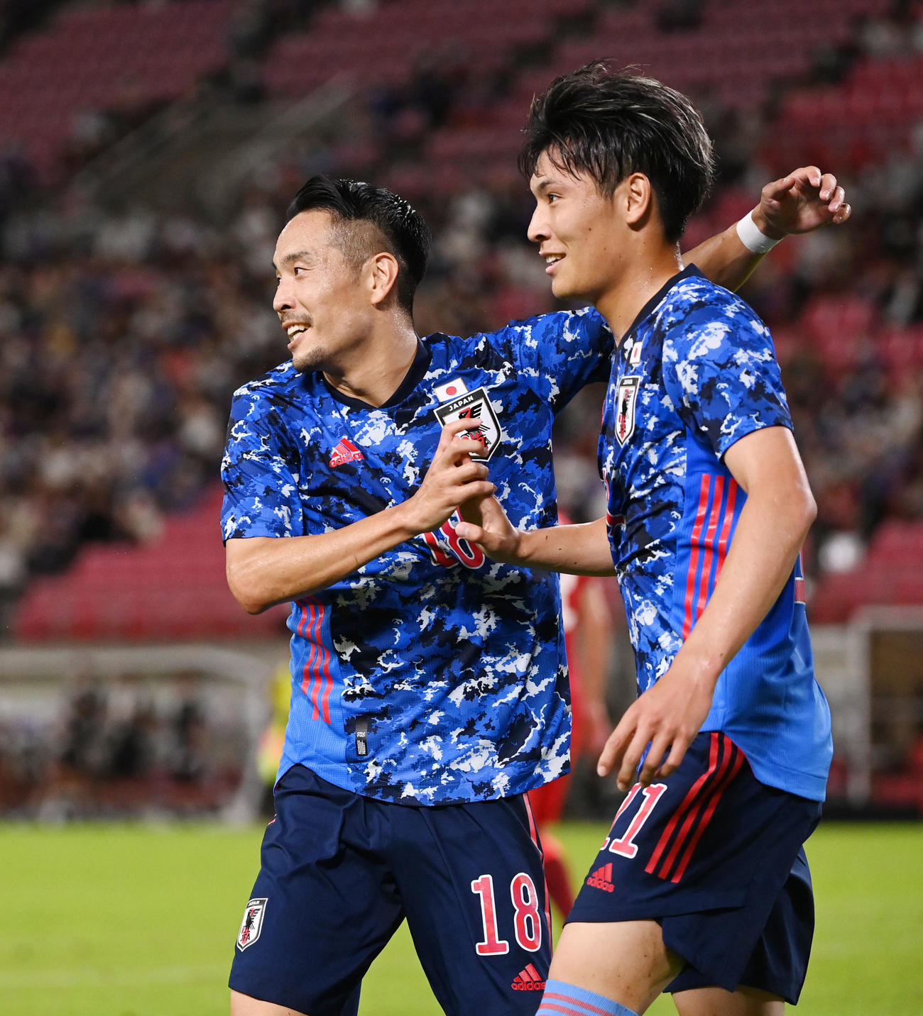 日本対香港　前半、ゴールを決めた町野（右）とタッチを交わす水沼（撮影・横山健太）