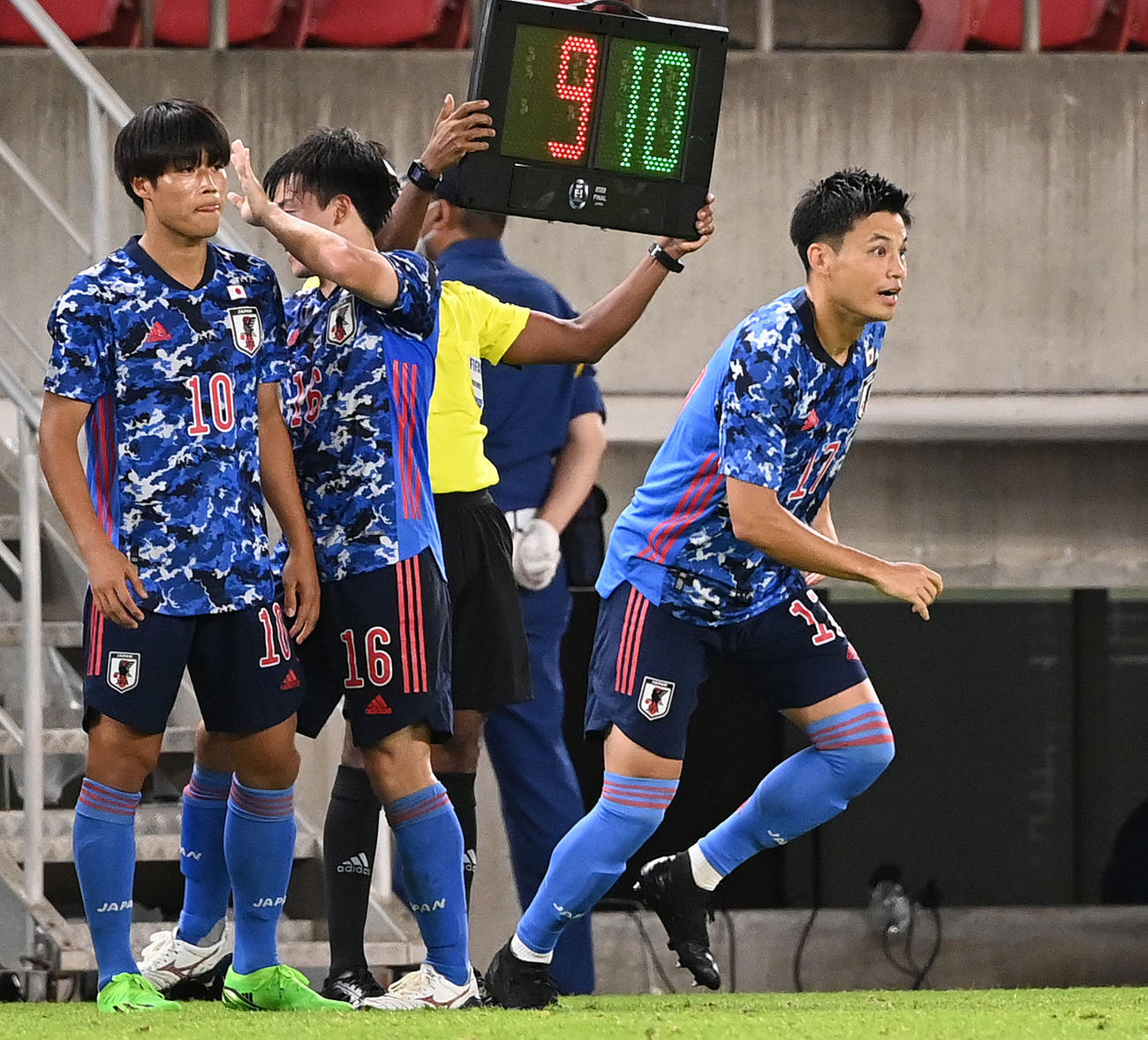日本対香港　後半、途中出場する宮市（右）（撮影・横山健太）