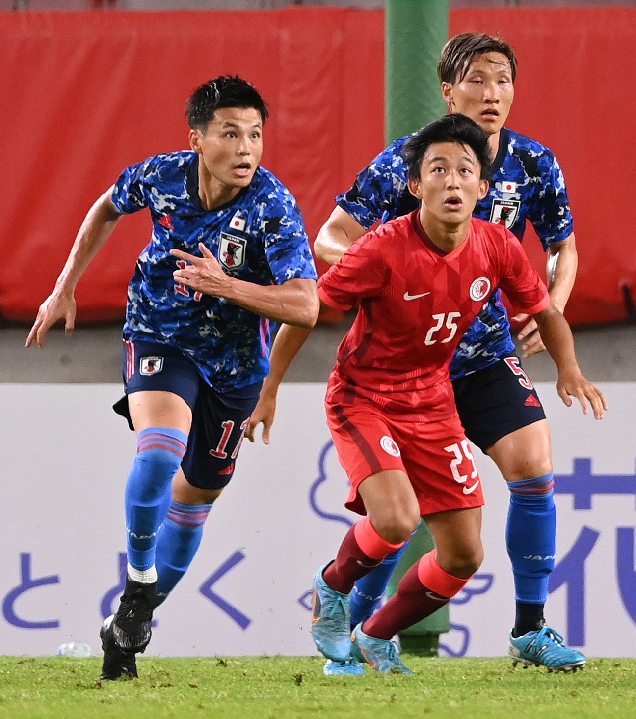 日本対香港　後半、競り合う宮市（左）と香港代表の市川（撮影・横山健太）