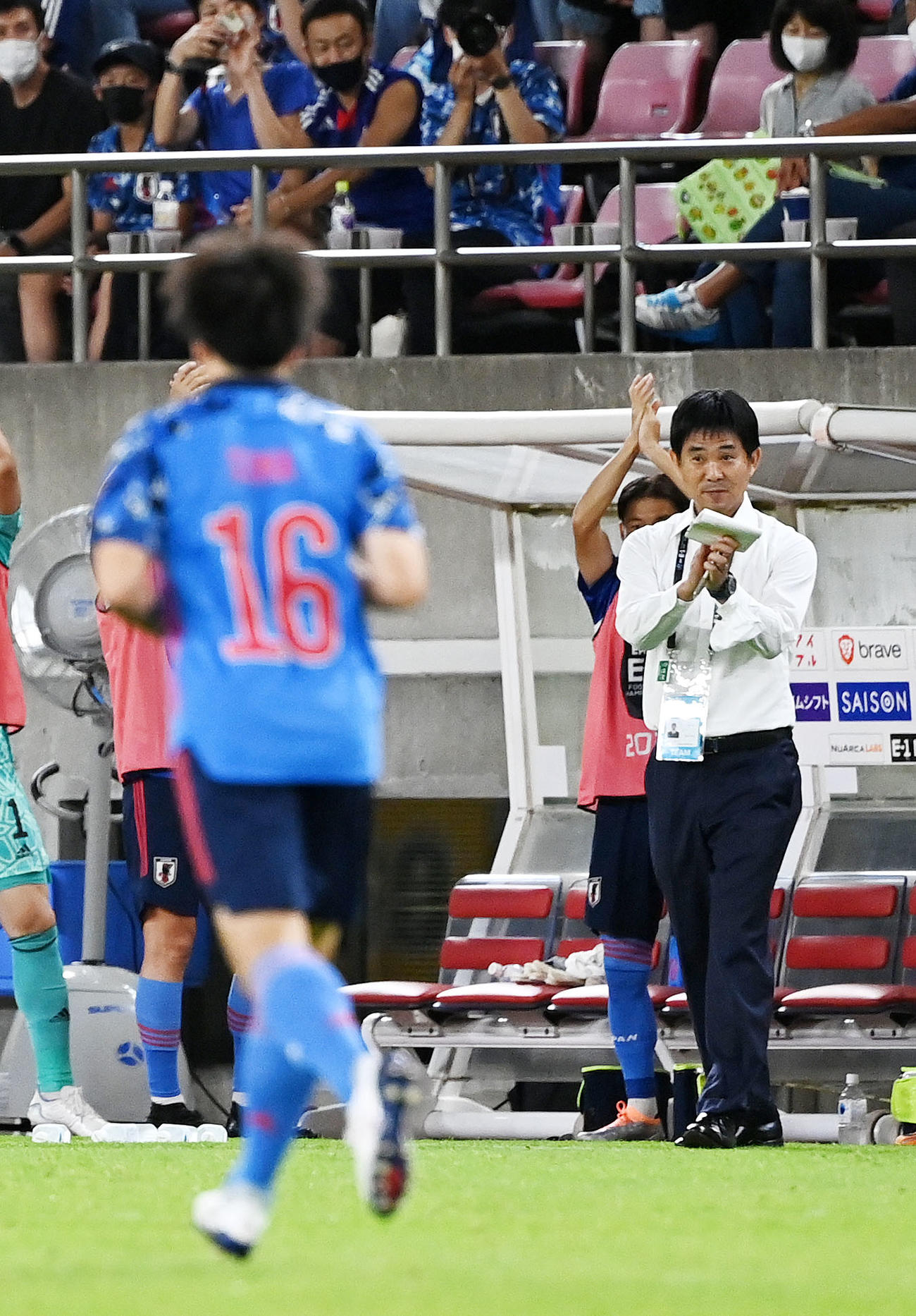 日本対香港　前半、FKからゴールを決めた相馬（左）に拍手する森保監督（撮影・横山健太）