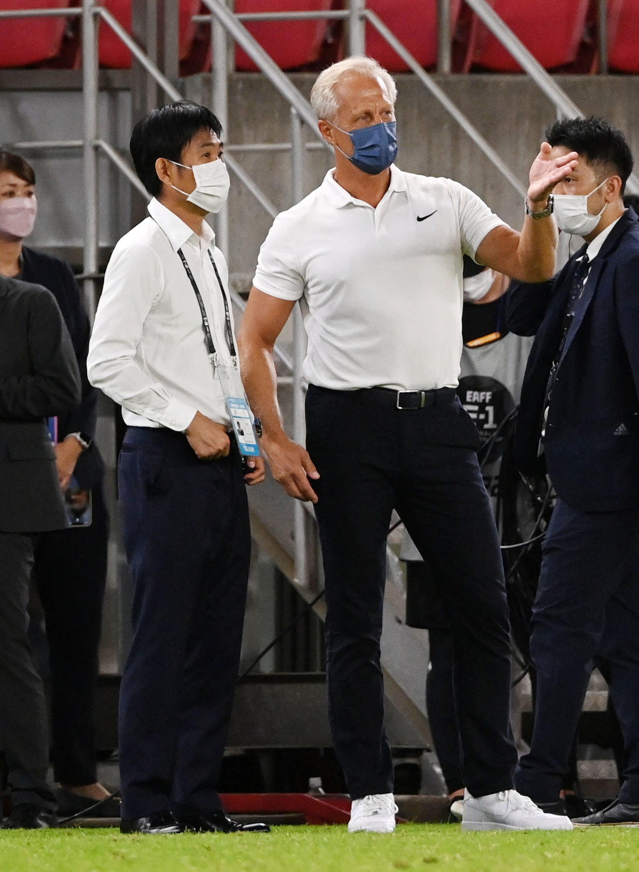 日本対香港　試合後、言葉を交わす森保監督（左）とヨルン・アンデルセン監督（撮影・横山健太）