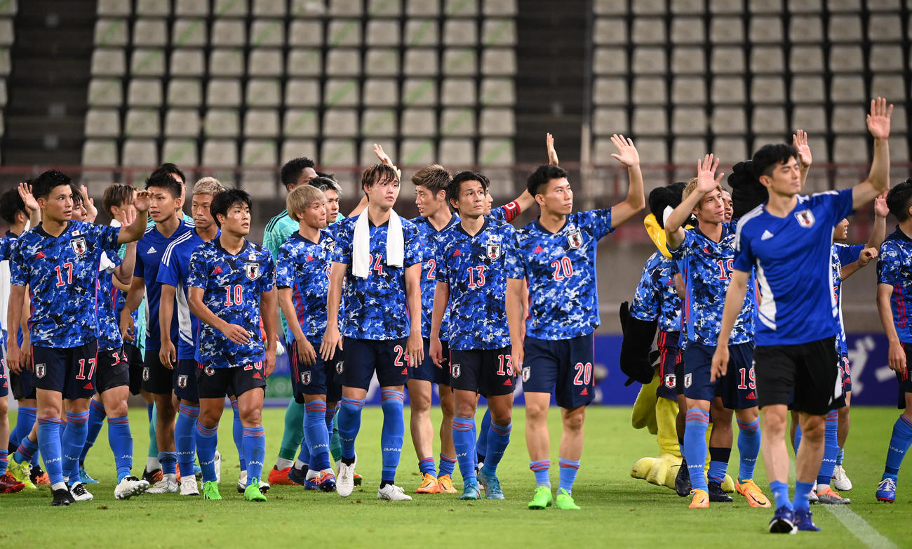 日本対香港　試合後、声援に応える日本代表イレブン（撮影・横山健太）