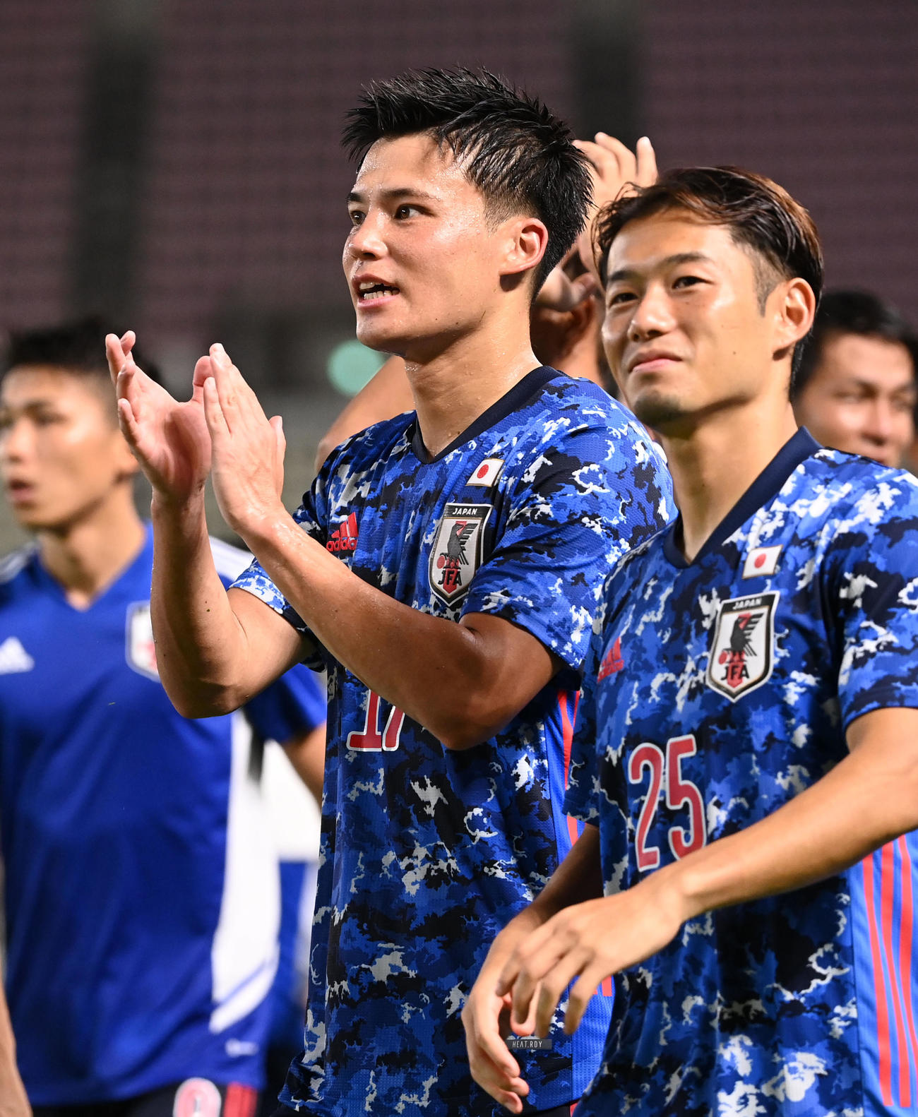 日本対香港　試合後、声援に応える宮市（左）（撮影・横山健太）