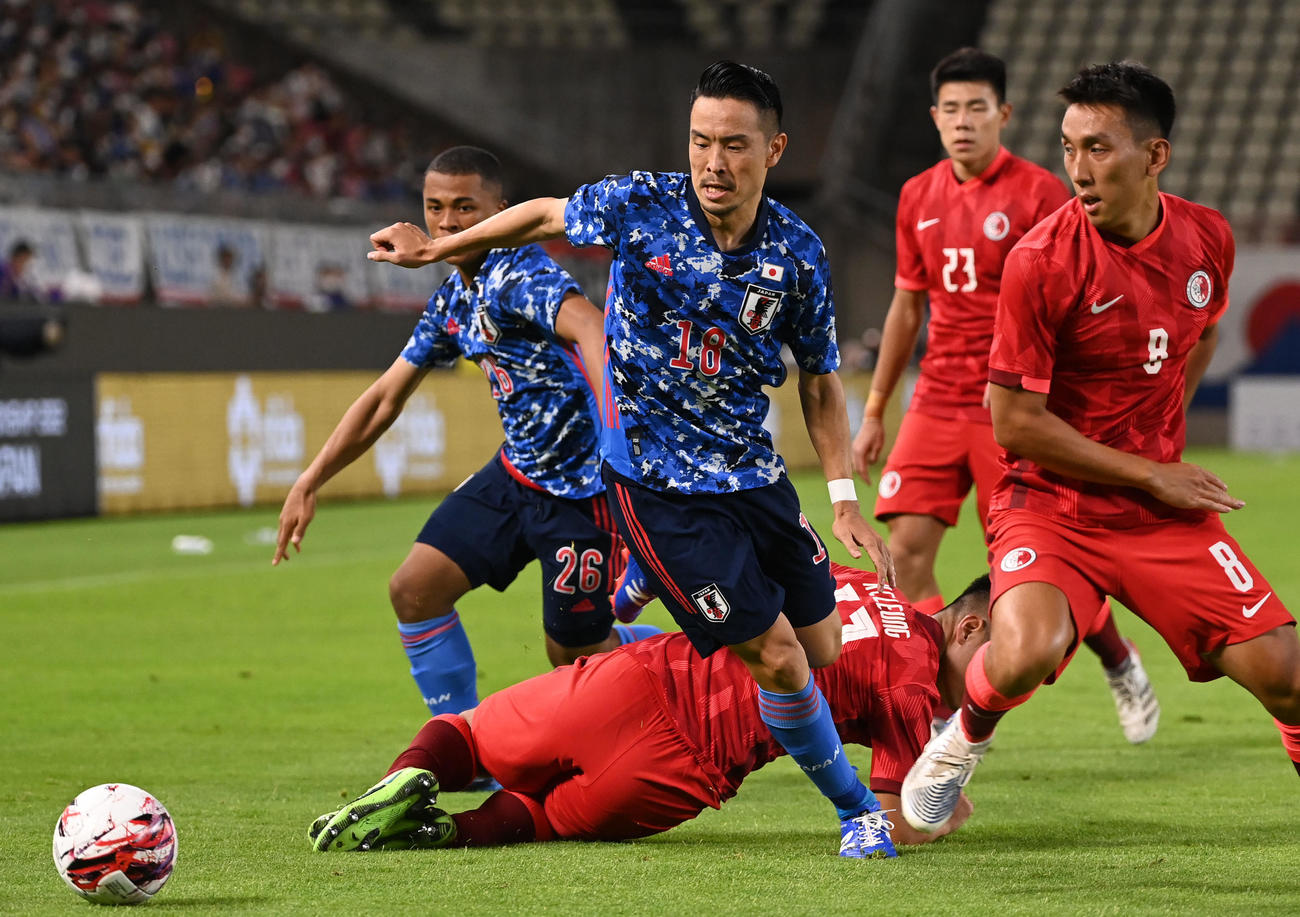 日本対香港　前半、ドリブルする水沼（撮影・横山健太）