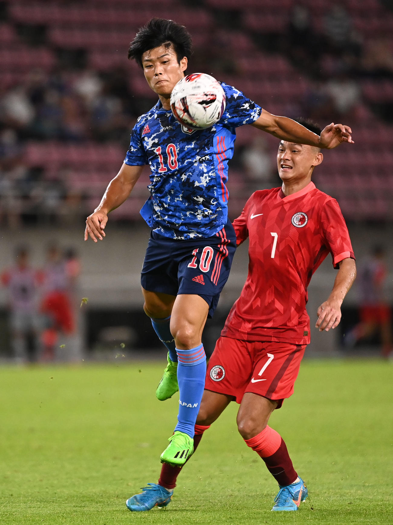 日本対香港　後半、競り合う岩崎（2022年7月19日撮影）