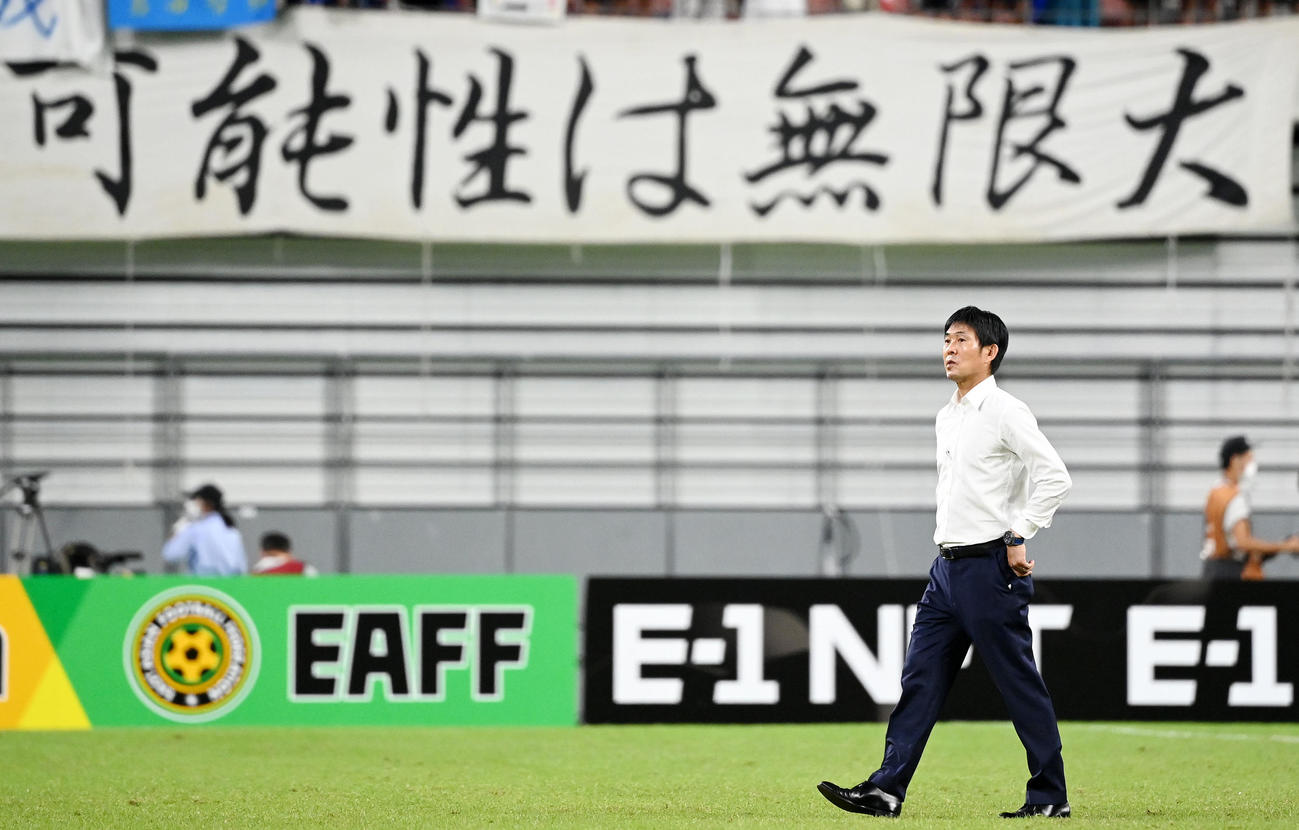 日本対中国　試合を終えピッチを後にする森保監督（撮影・横山健太）