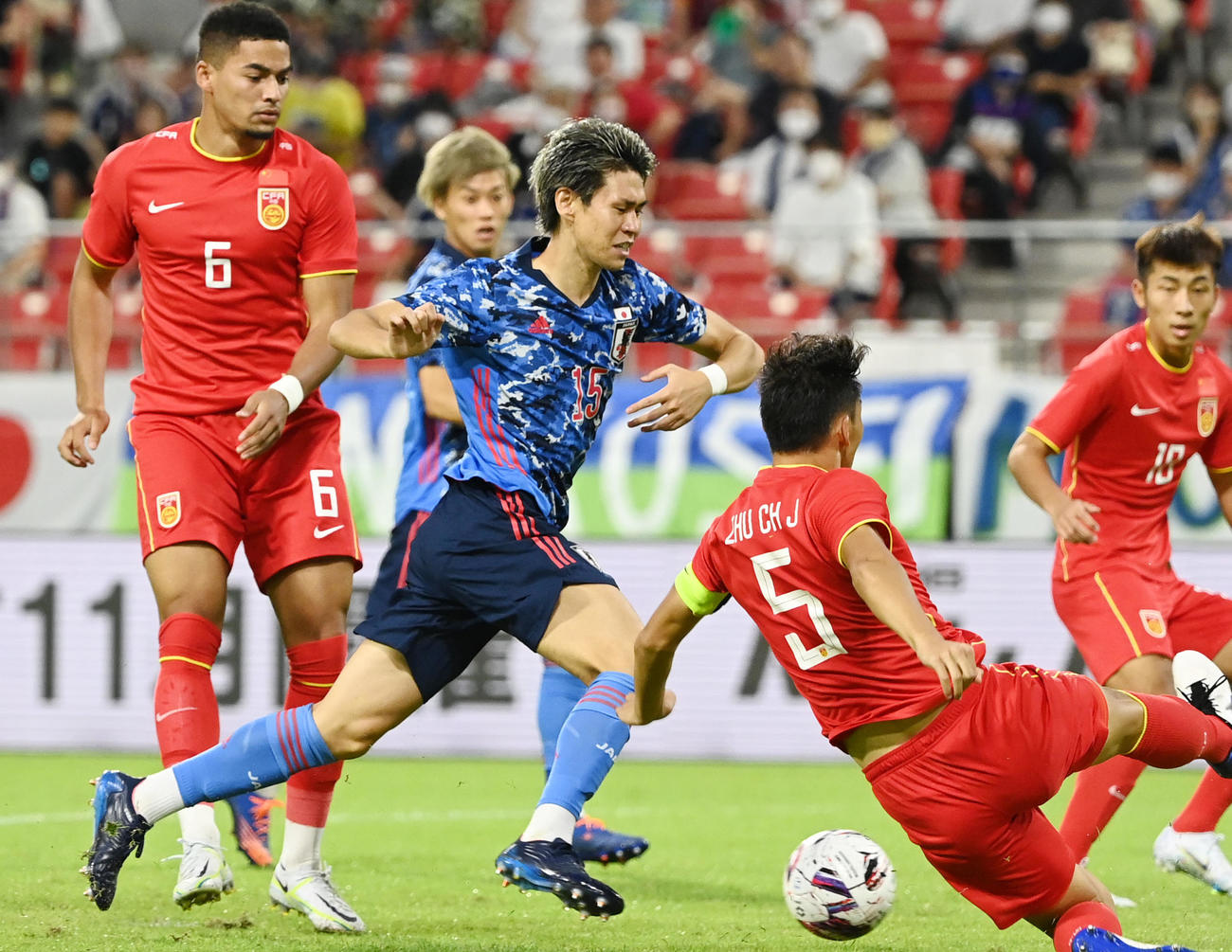 日本対中国　前半、ドリブルする橋本（撮影・横山健太）