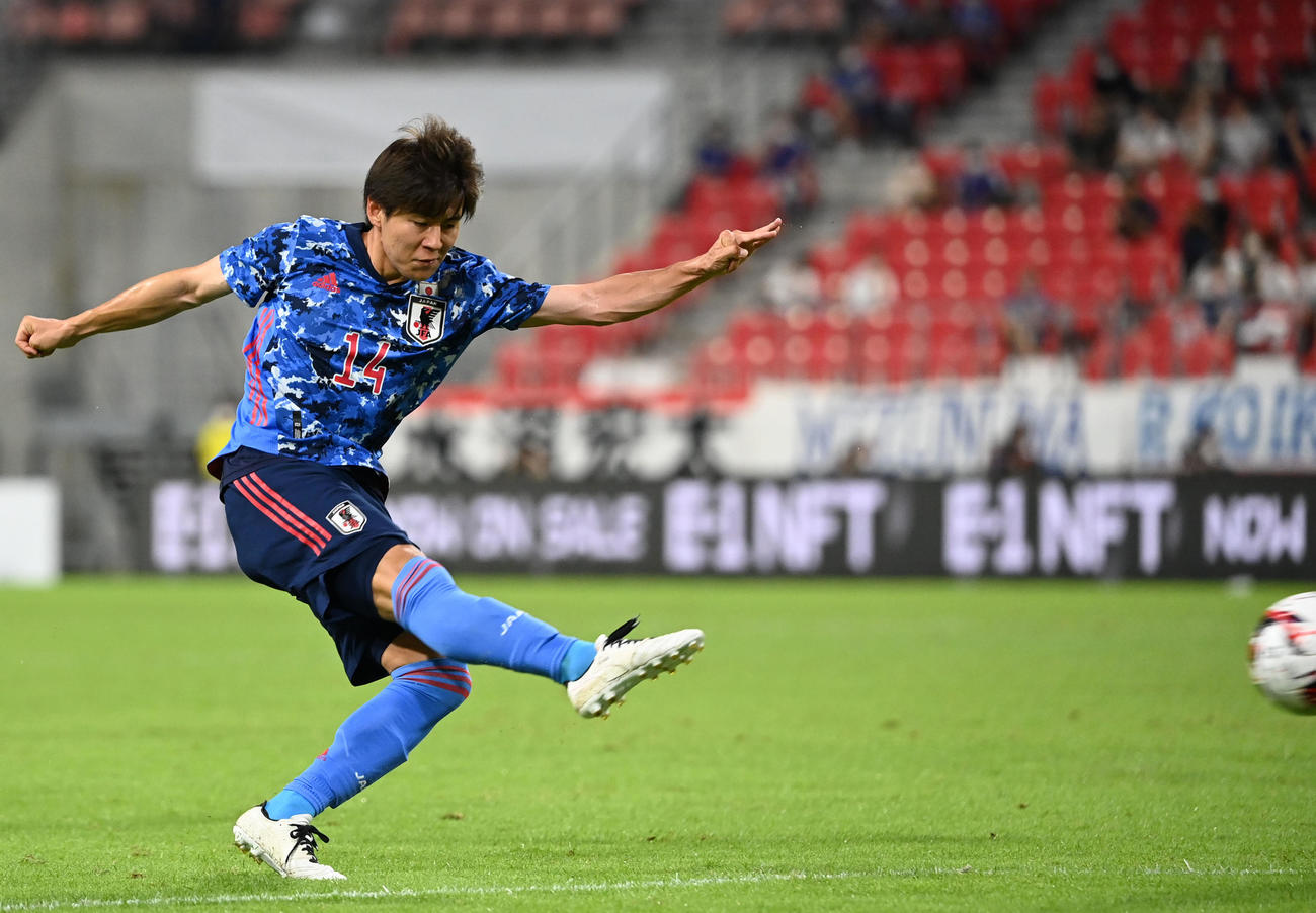 日本対中国　前半、シュートを放つ脇坂（撮影・横山健太）
