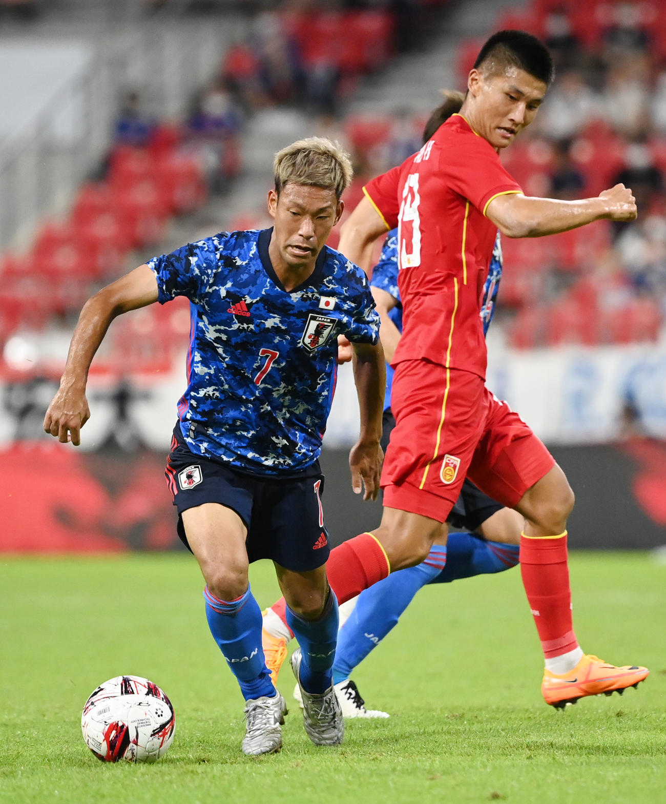 日本対中国　前半、ドリブルする野津田（撮影・横山健太）