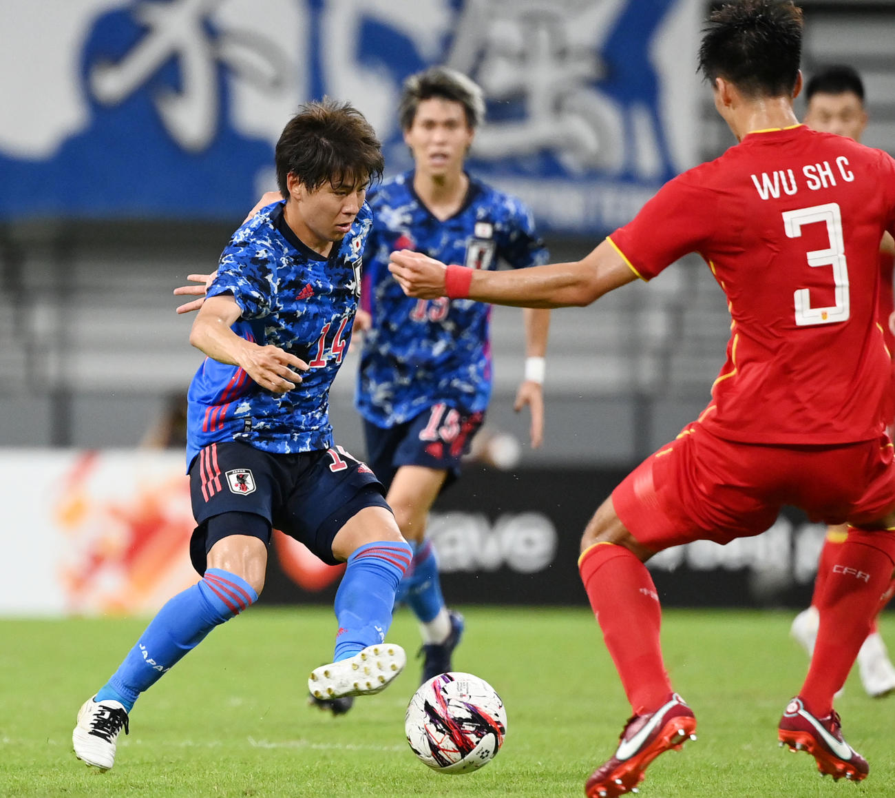 日本対中国　前半、ドリブルする脇坂（撮影・横山健太）