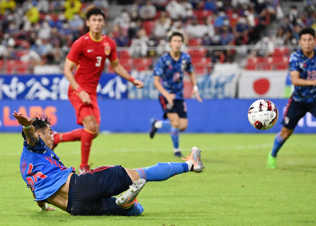 日本対中国　前半、シュートを放つ小池（撮影・横山健太）