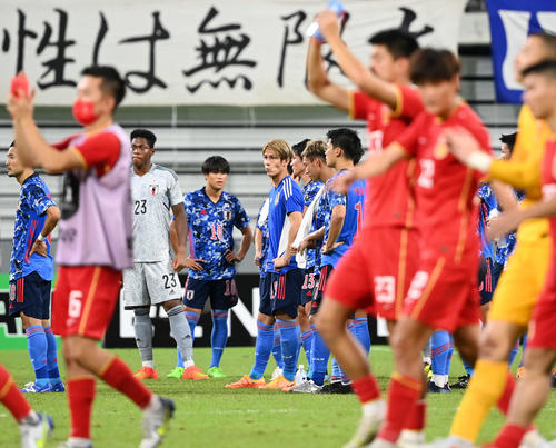 日本対中国　中国と引き分けに終わり肩を落とす日本イレブン（撮影・横山健太）