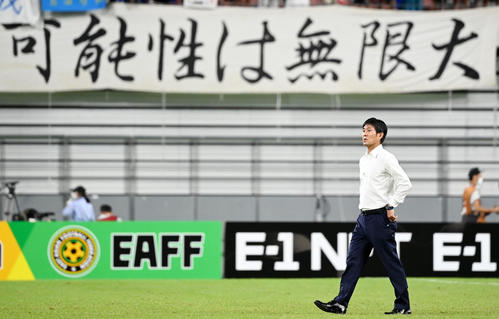 日本対中国　試合を終えピッチを後にする森保監督（撮影・横山健太）