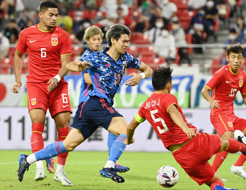 日本対中国　前半、ドリブルする橋本（撮影・横山健太）