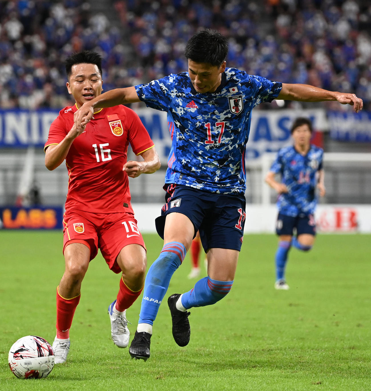 日本対中国　前半、ドリブルする宮市（撮影・横山健太）