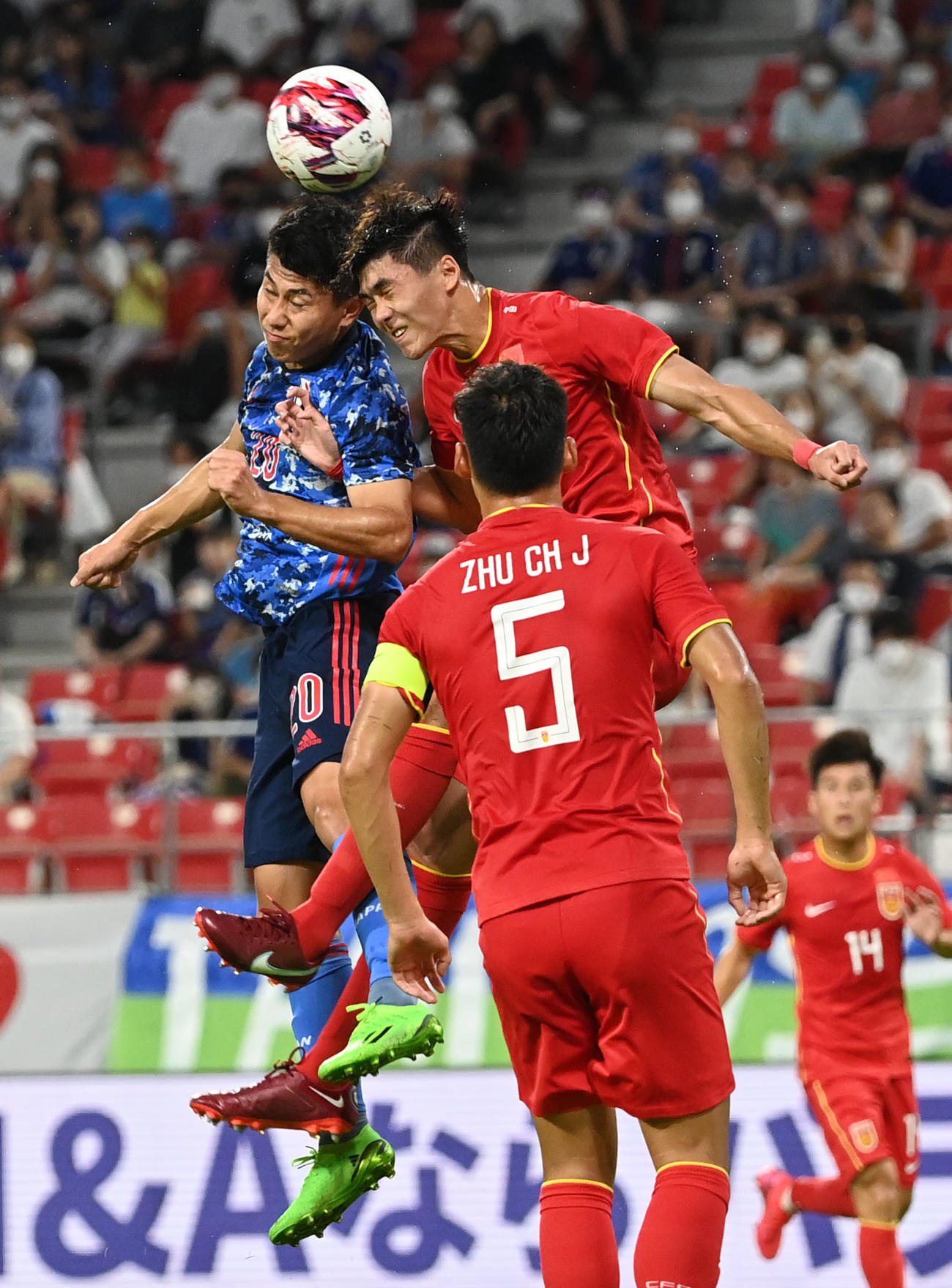 日本対中国　前半、競り合う細谷（左）（撮影・横山健太）