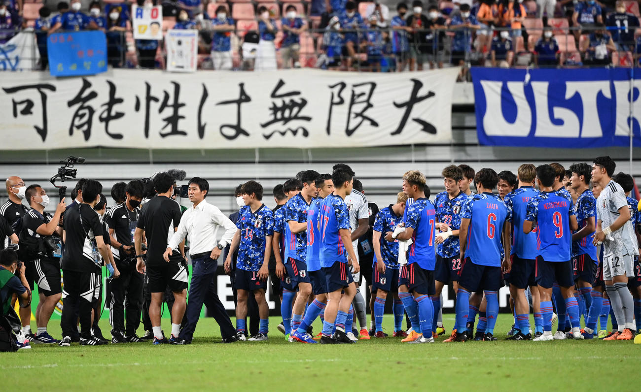 日本対中国　試合後の円陣を終えピッチを後にする森保監督ら日本イレブン（撮影・横山健太）