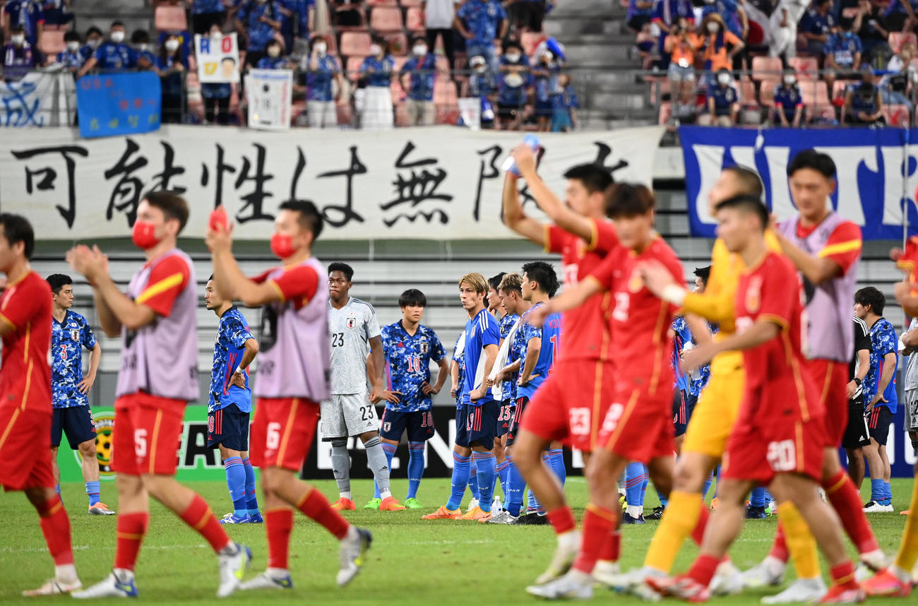 日本対中国　中国と引き分けに終わり肩を落とす日本イレブン（撮影・横山健太）