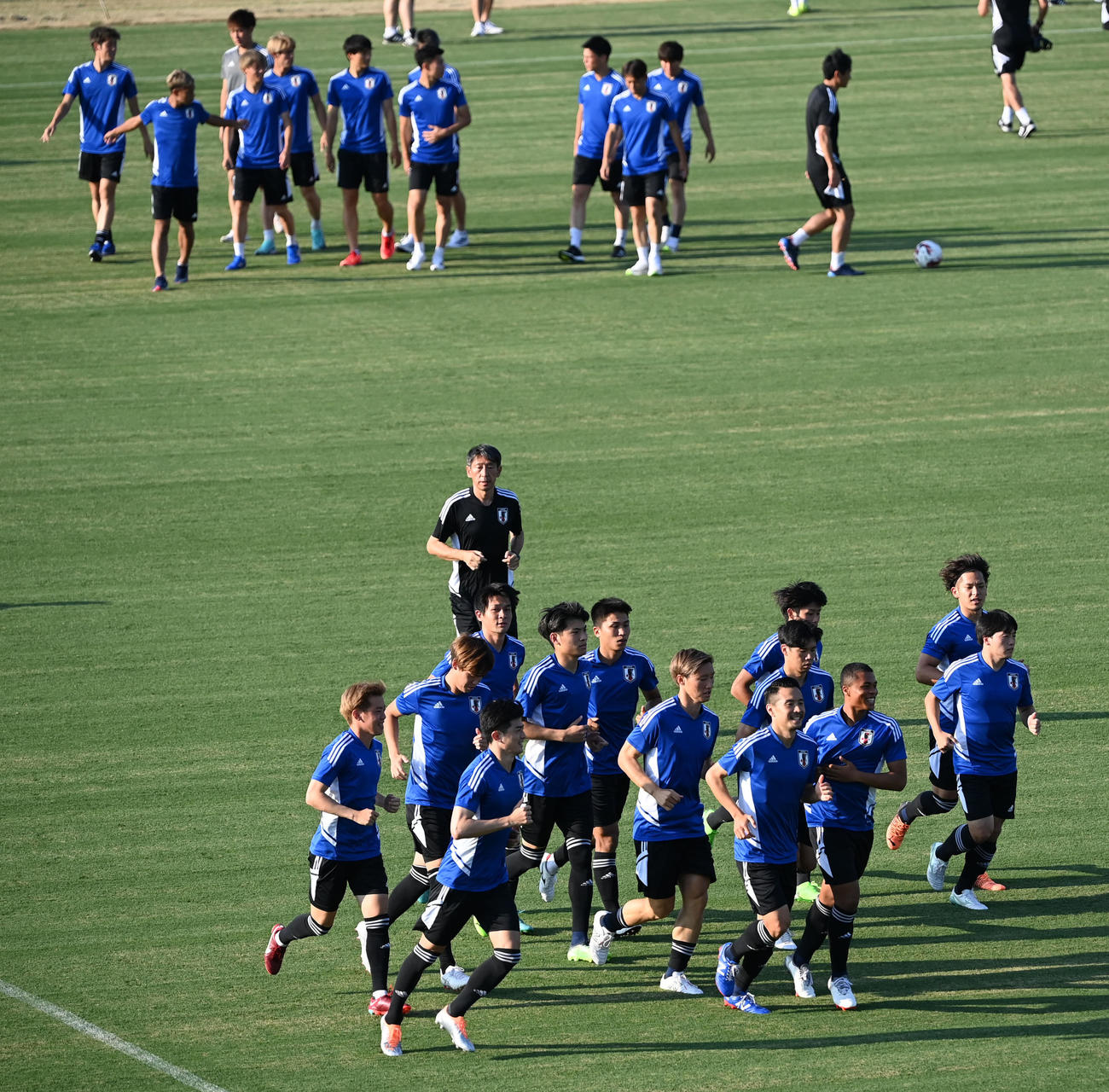 ランニングをする日本代表イレブン（撮影・横山健太）