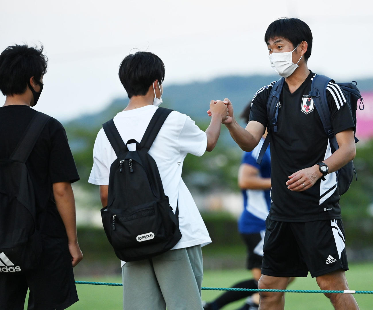 練習後、観客とタッチを交わす森保監督（撮影・横山健太）