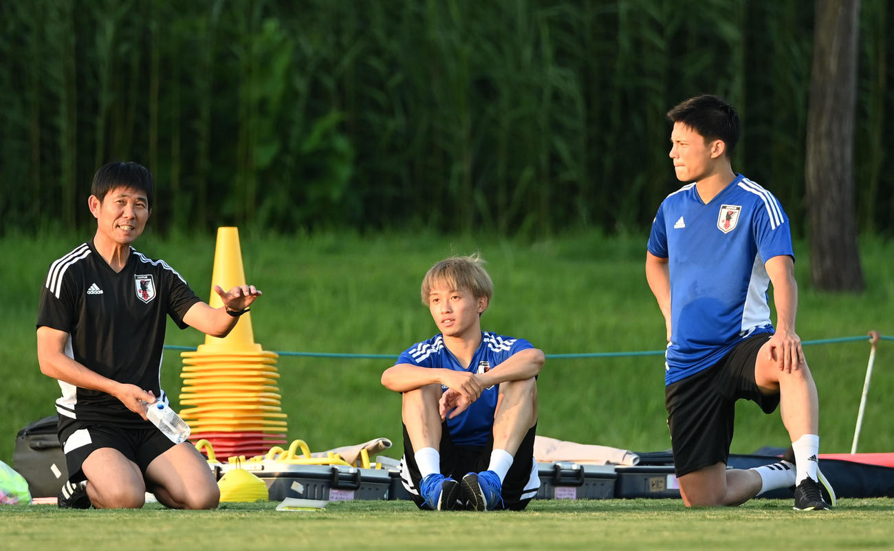 会話を交わす、左から森保監督、森島、宮市（撮影・横山健太）