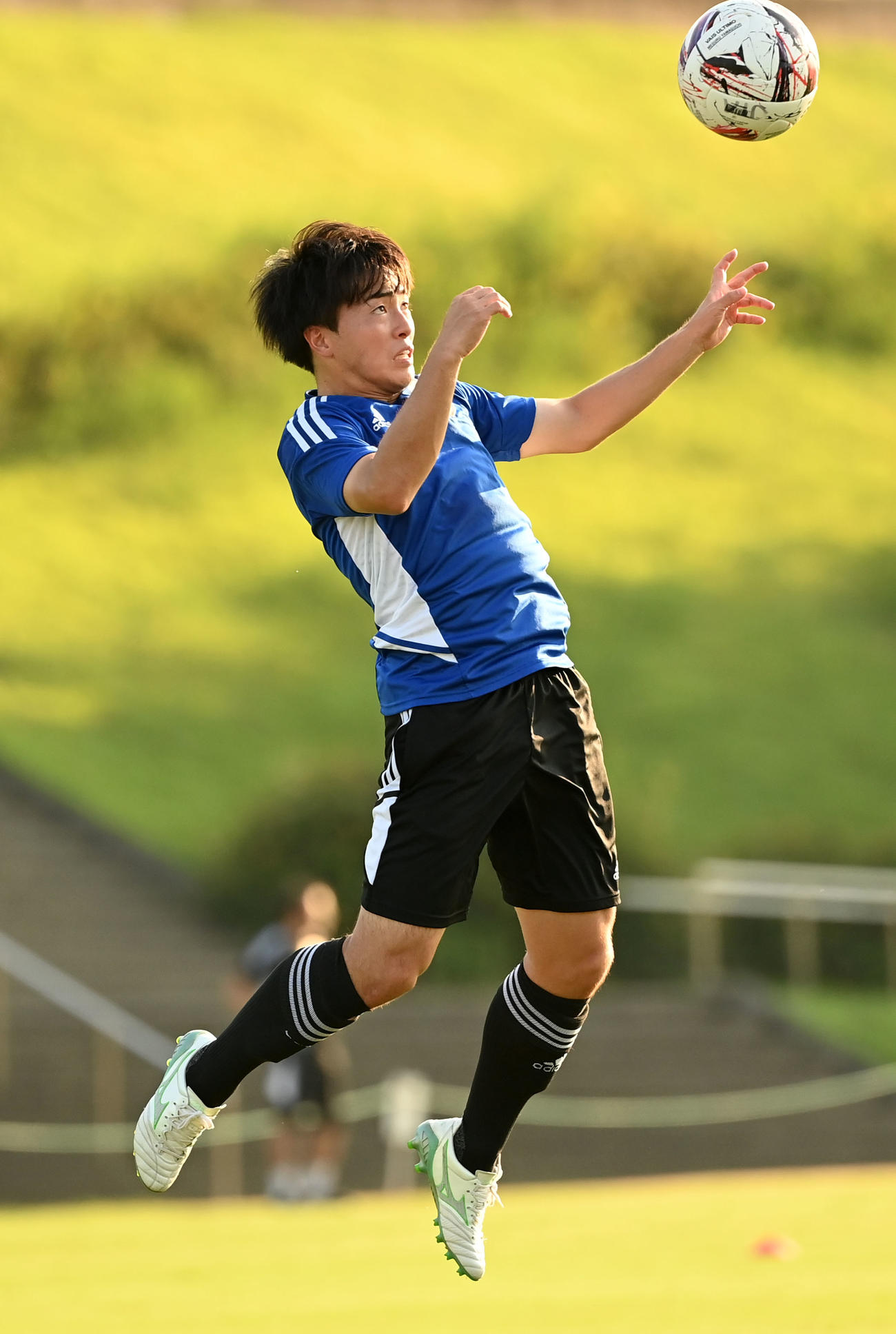 ヘディングをする相馬（撮影・横山健太）