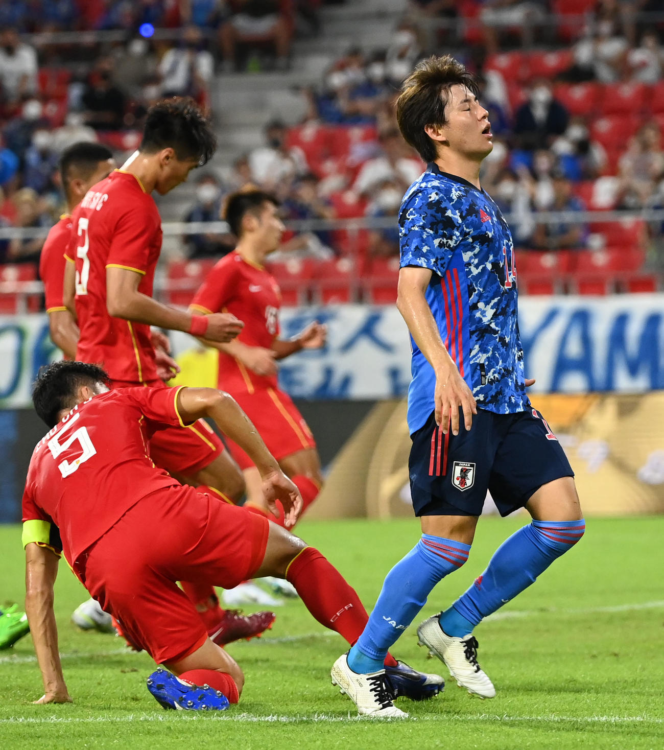 日本対中国　前半、決定機を逃し肩を落とす脇坂（右）（撮影・横山健太）