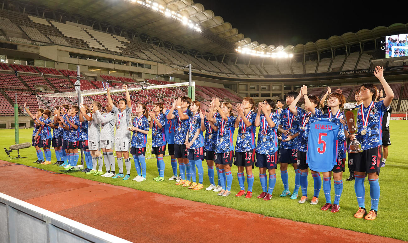 日本対中国　優勝し、サポーターの声援に応えるなでしこジャパン（撮影・鈴木みどり）