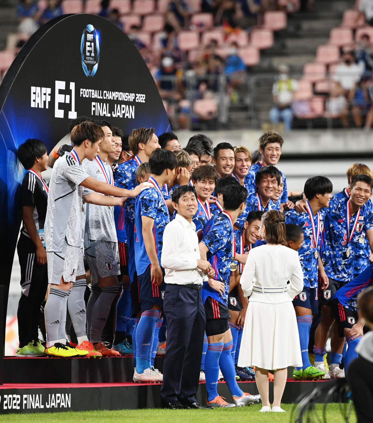 日本対韓国　E－1選手権優勝を果たし笑顔を見せる森保監督（手前）（撮影・横山健太）