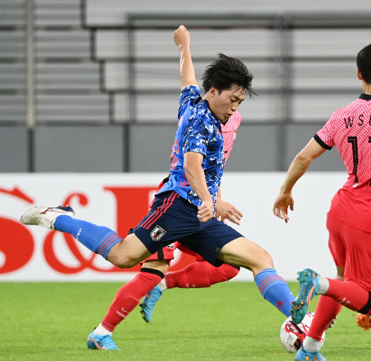 日本対韓国　前半、シュートを放つ相馬（撮影・横山健太）