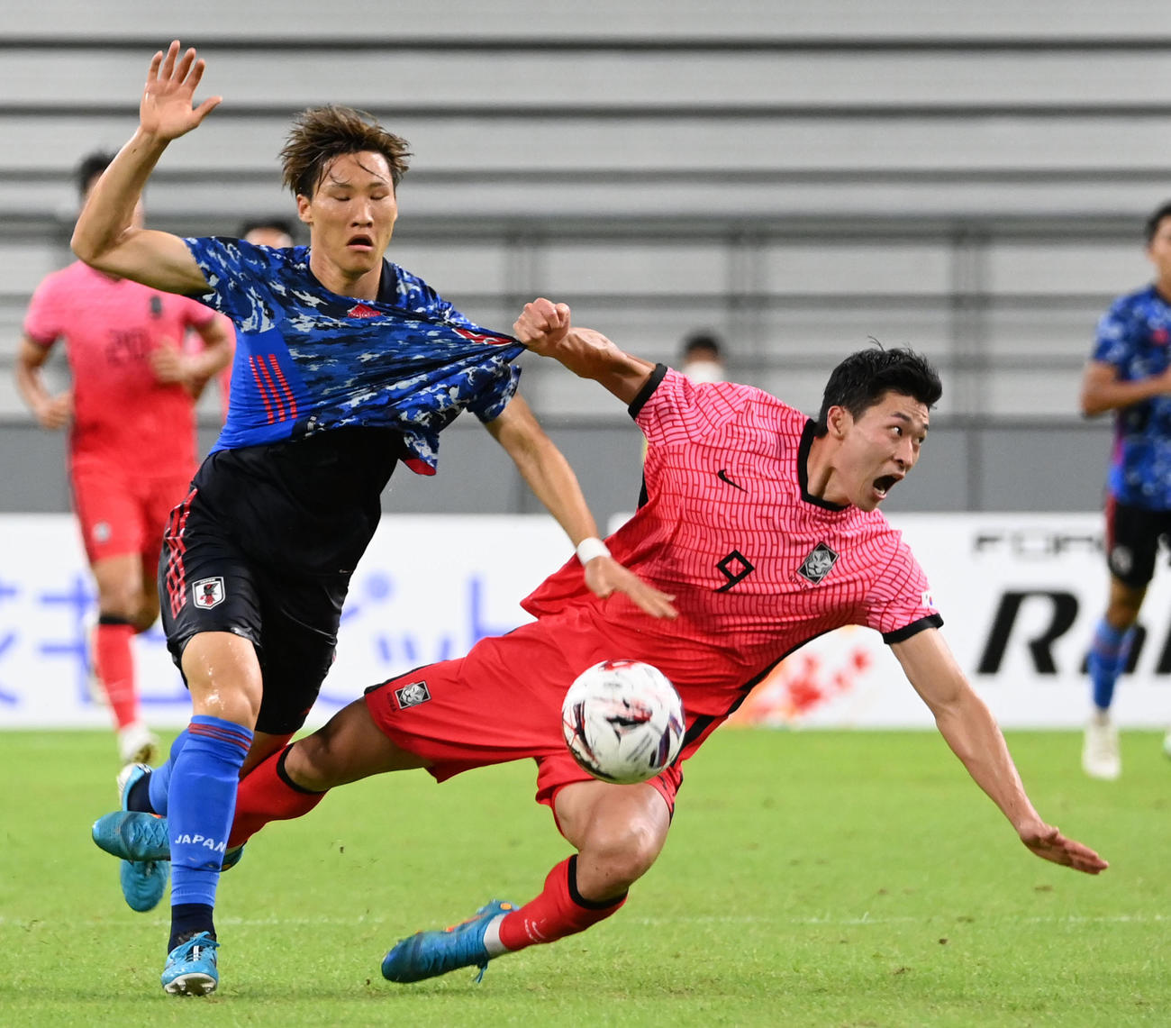 日本対韓国　前半、競り合う畠中（左）とチョ・ギュソン（撮影・横山健太）