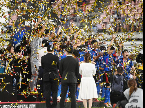 日本対韓国　E－1選手権優勝を果たし歓喜する日本イレブン（撮影・横山健太）