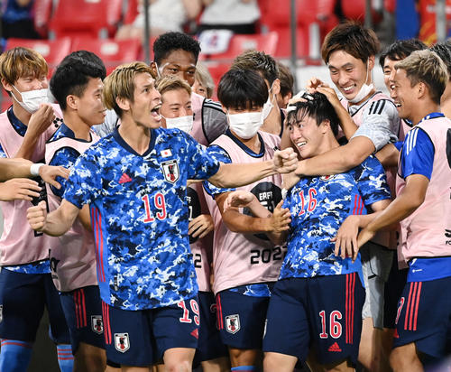 日本対韓国　後半、相馬勇紀（16番）のゴールで先制し歓喜する日本イレブン（撮影・横山健太）