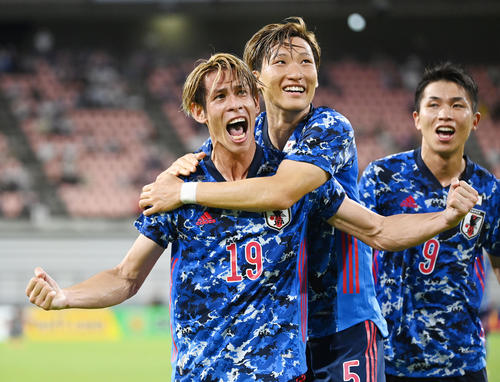 日本対韓国　後半、ゴールを決め雄たけびを上げる佐々木（左）（撮影・横山健太）
