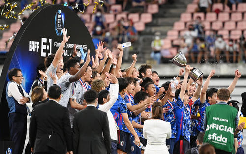 日本対韓国　E－1選手権優勝を果たし歓喜する日本イレブン（撮影・横山健太）