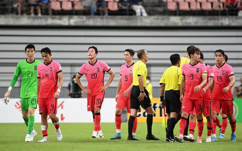 日本対韓国　日本に敗れ肩を落とす韓国イレブン（撮影・横山健太）