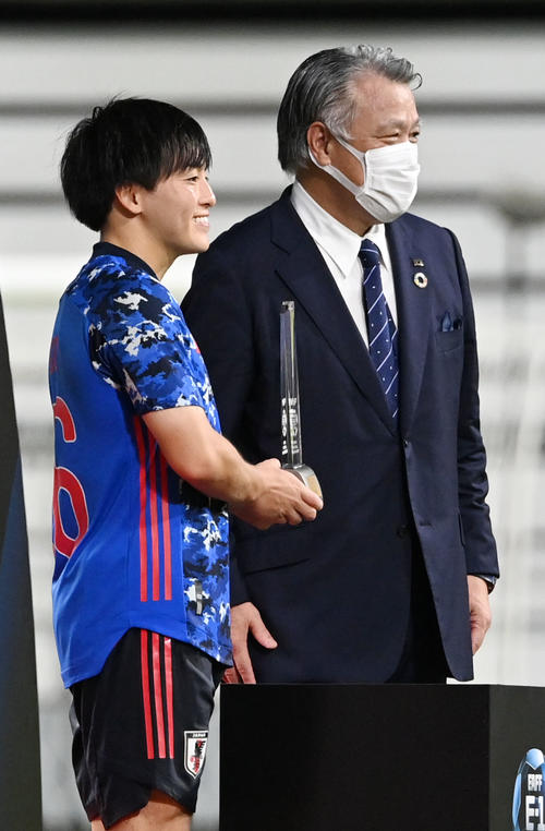 日本対韓国　大会MVPに選出された相馬（左）。右は田嶋会長（撮影・横山健太）