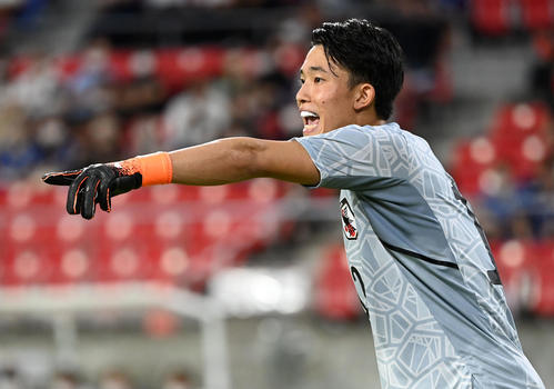 日本対韓国　前半、指示を出すGK谷（撮影・横山健太）