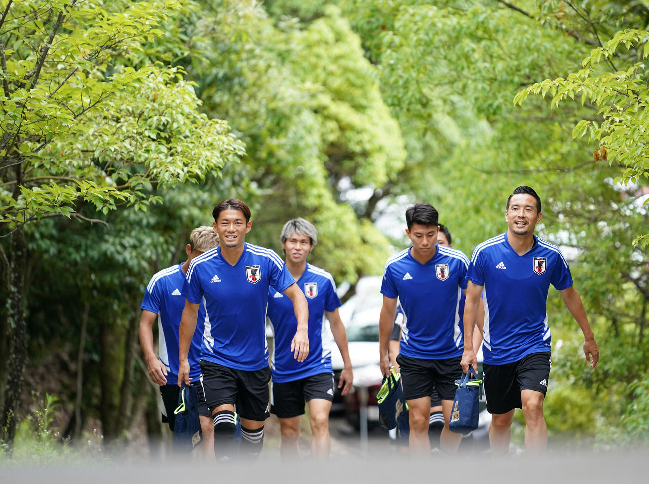 練習へ向かう日本代表、右から水沼、細谷、小池、野津田（撮影・横山健太）