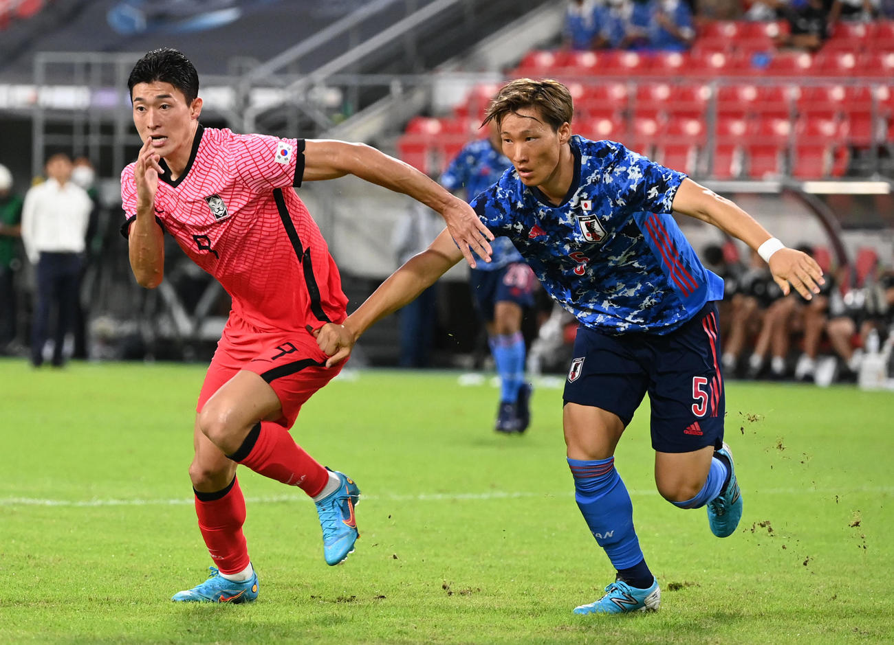日本対韓国　前半、競り合う畠中（右）（撮影・横山健太）