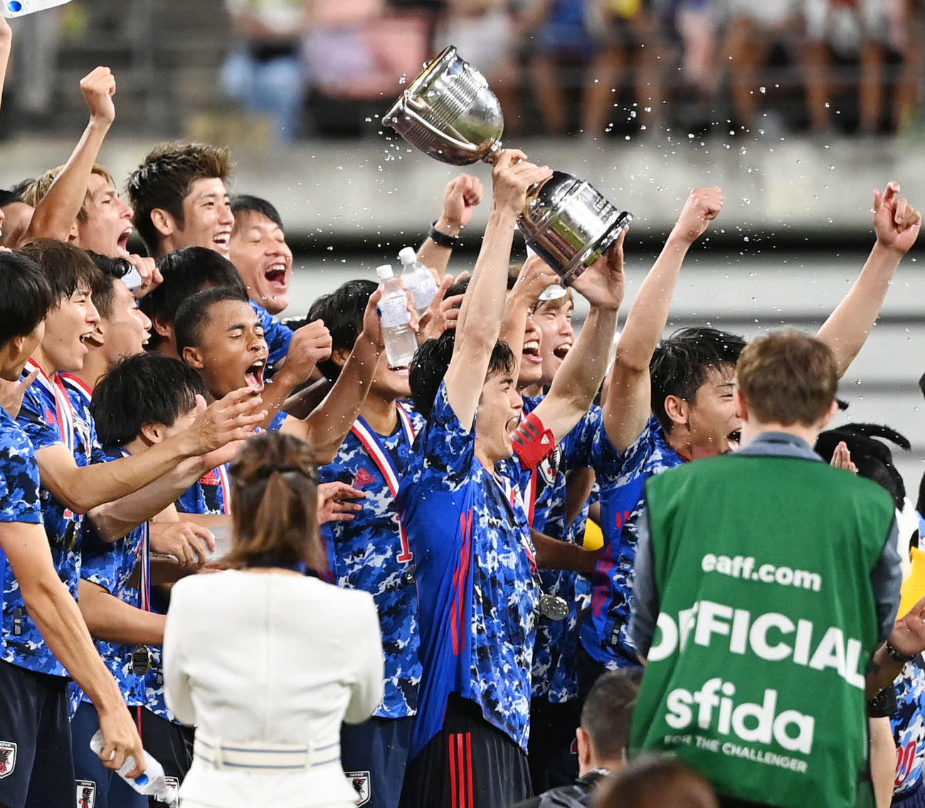 E－1選手権優勝を果たし歓喜する日本イレブン（撮影・横山健太）