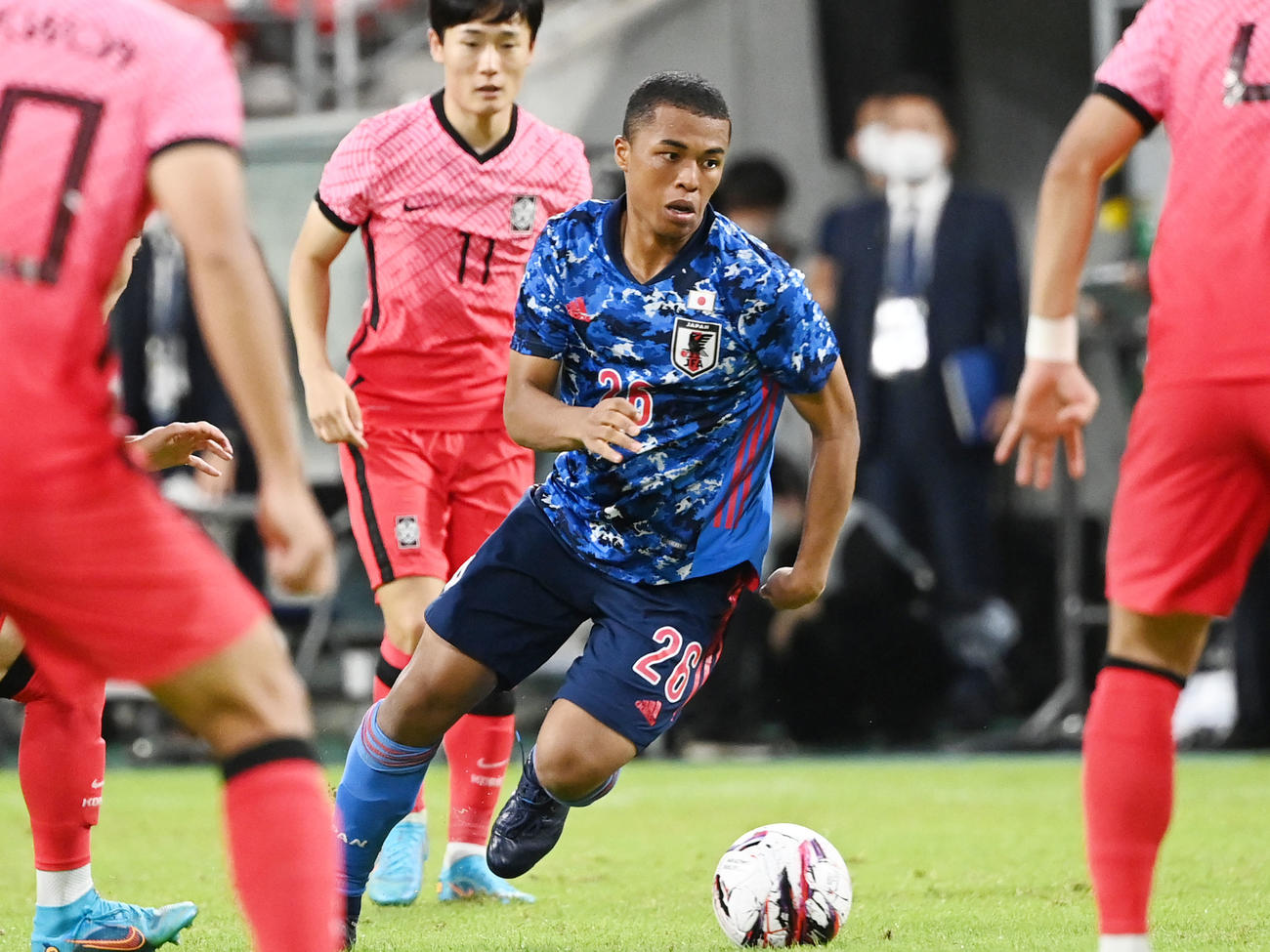 日本対韓国　後半、ドリブルする藤田（撮影・横山健太）