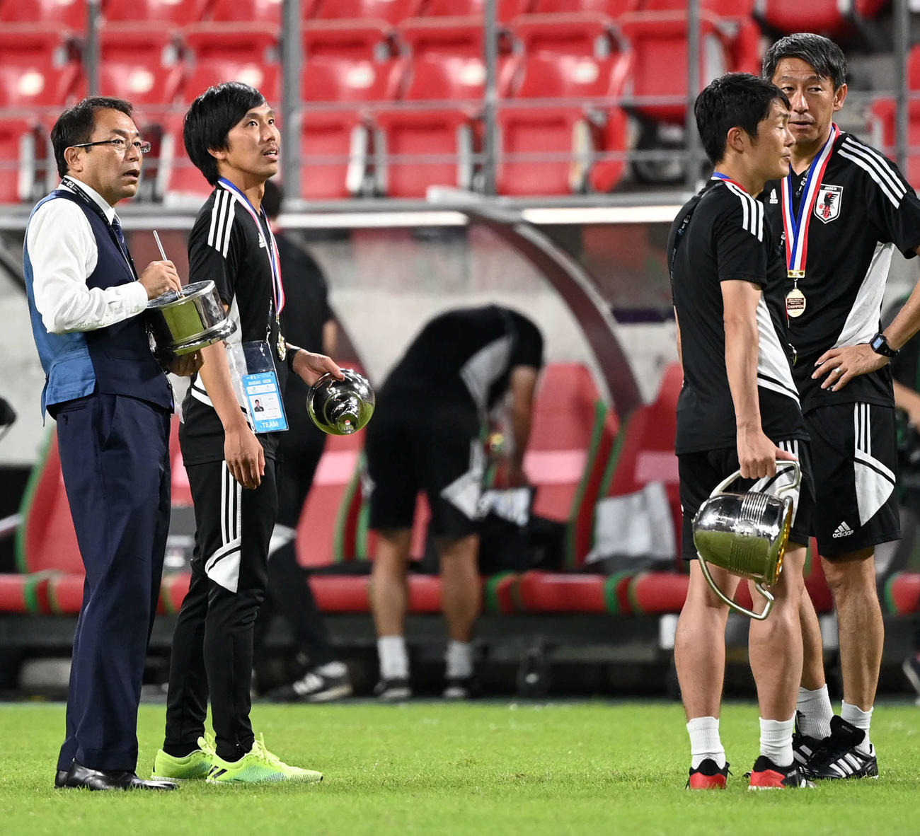 日本対韓国　壊れてしまった優勝トロフィー（撮影・横山健太）