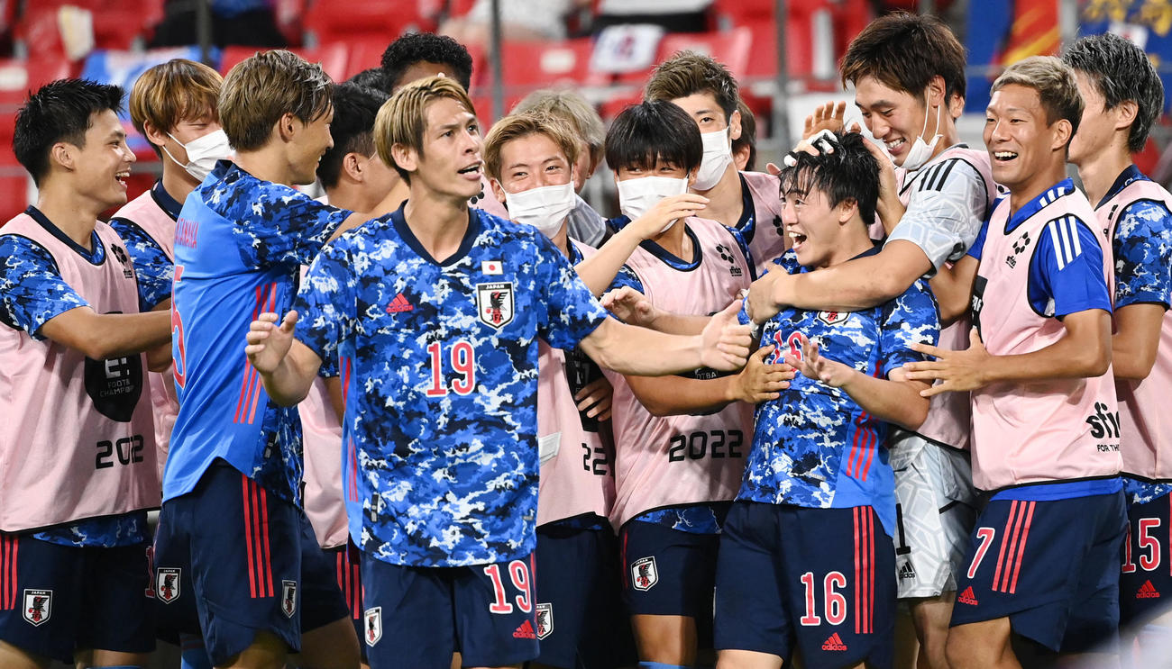 日本対韓国　後半、相馬勇紀（16番）のゴールで先制し歓喜する日本イレブン（撮影・横山健太）