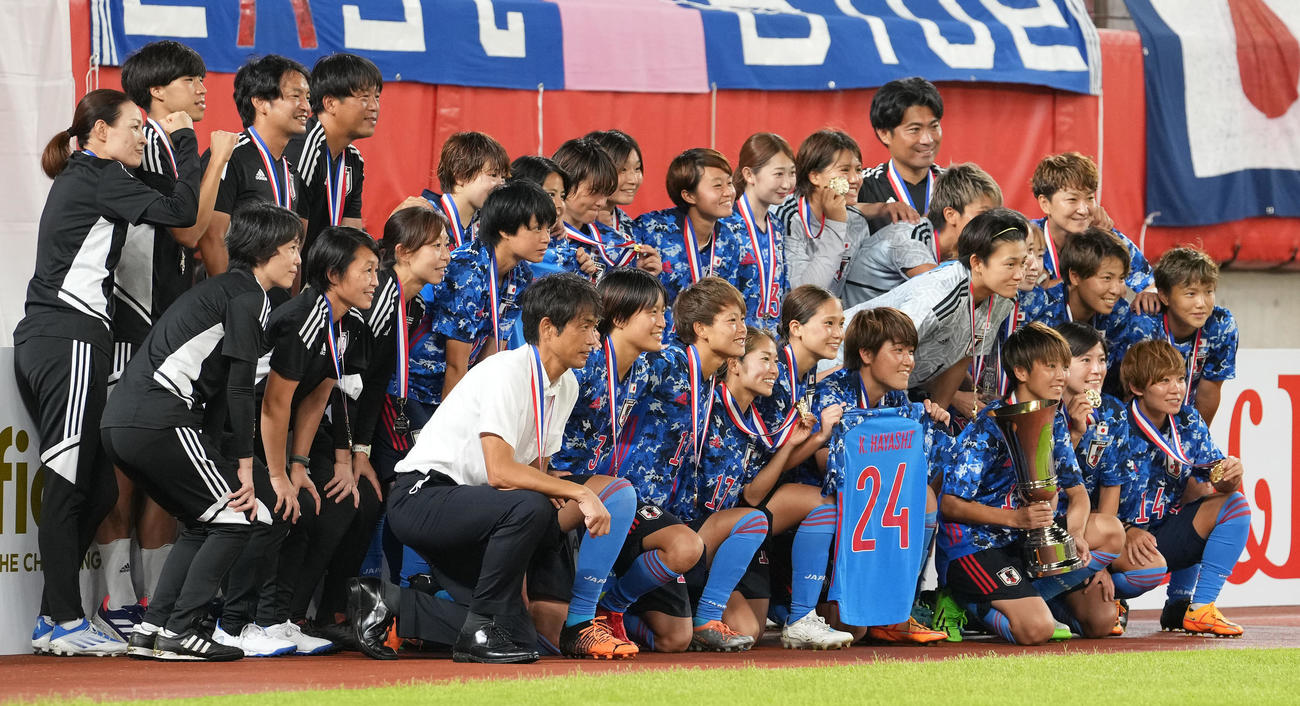 7月26日、日本対中国　優勝し、記念撮影するなでしこジャパン