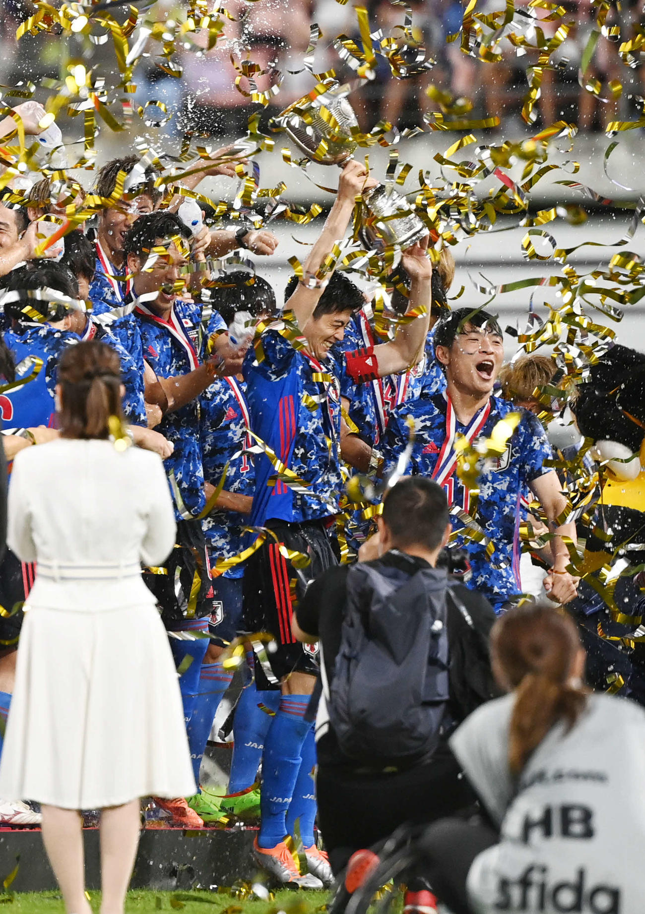 E－1選手権優勝を果たし歓喜する日本イレブン（撮影・横山健太）