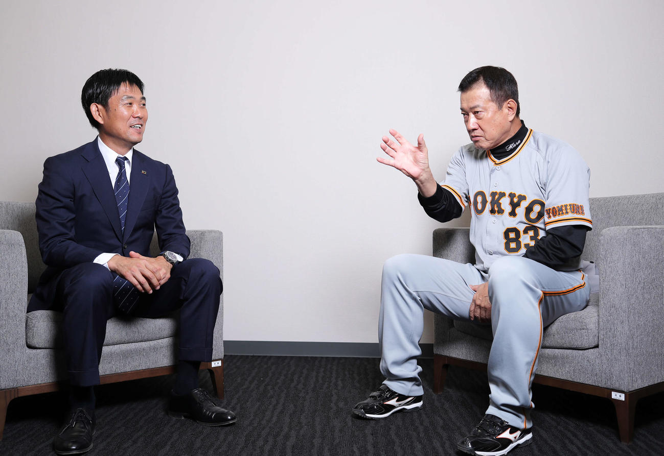 対談する森保監督（左）と巨人原監督（撮影・河田真司）
