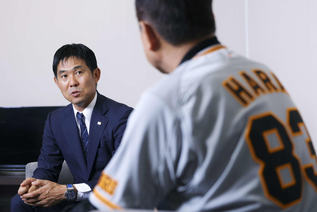 巨人原監督（手前）と対談する森保監督（撮影・河田真司）