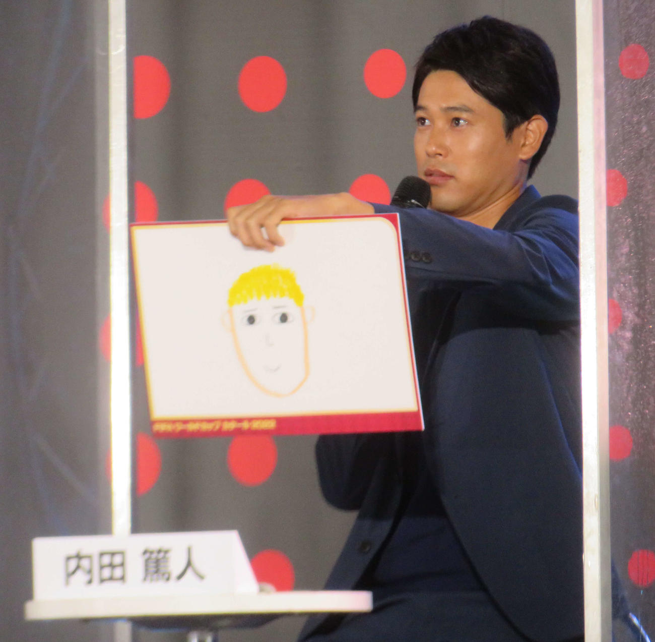 W杯開幕100日前イベントで本田圭佑の似顔絵を披露する内田氏（撮影・磯綾乃）