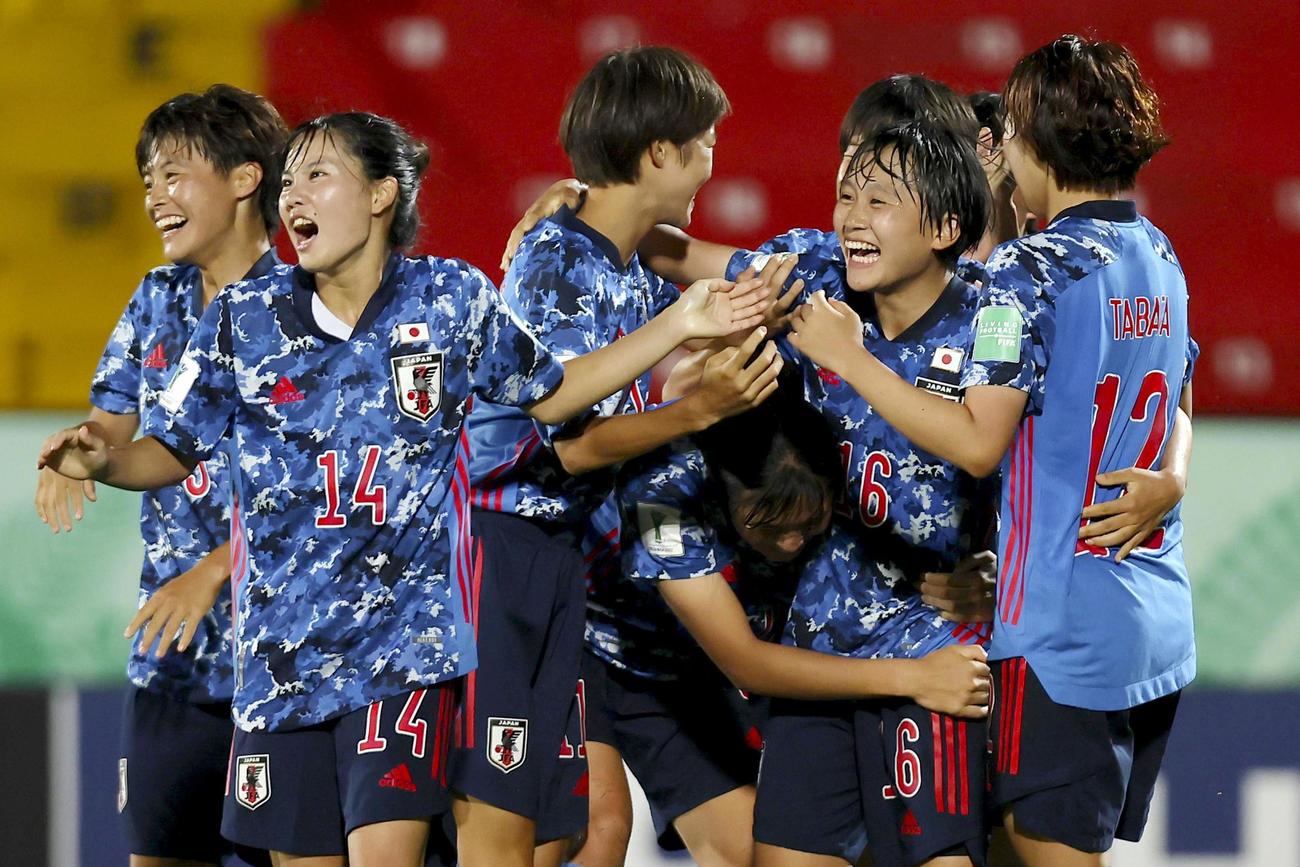 米国戦でチームの2点目を決め、喜ぶ日本の小山（右から2人目）ら（FIFA提供・ゲッティ＝共同）